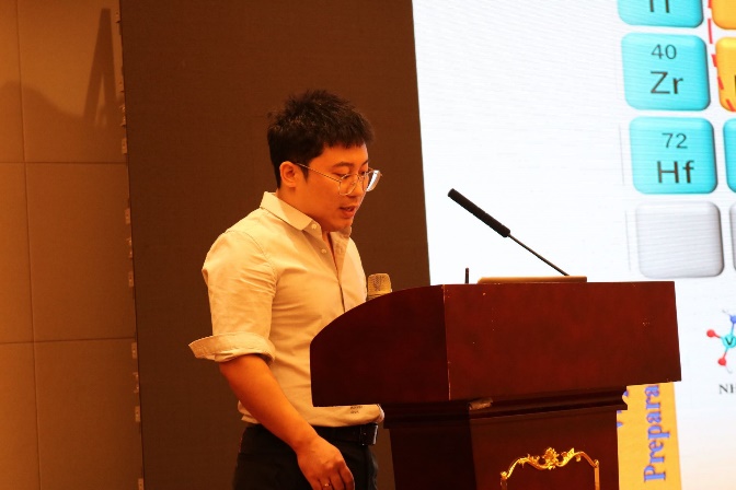 男人站在鋼琴前低可信度描述已自動(dòng)生成